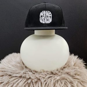 Minä uskon. Snapback lippis